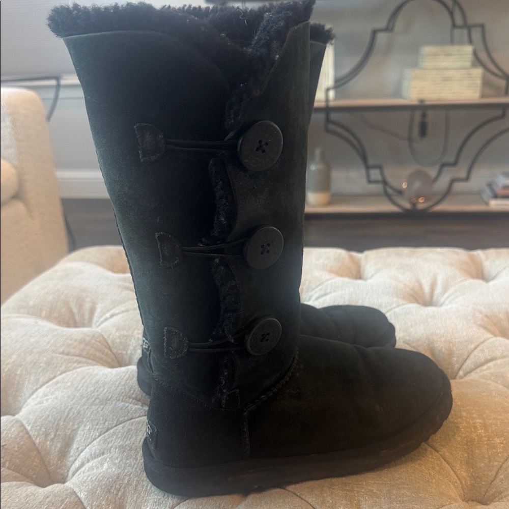 Ugg Women’s 8 Black Suede Button-Accent Boots - Picture 4 of 4